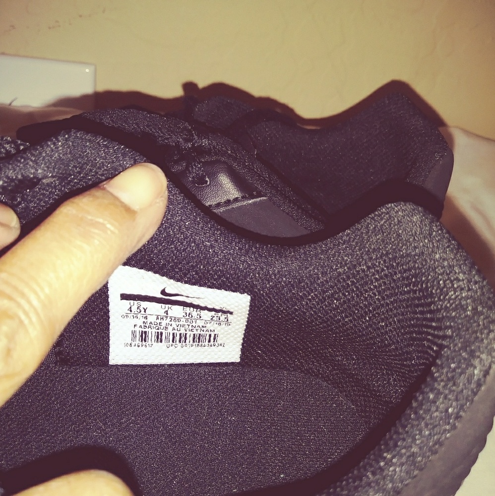 Nikes - Picture 2 of 3
